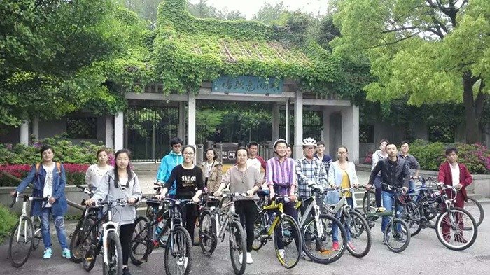 手机看片网址-外出活动